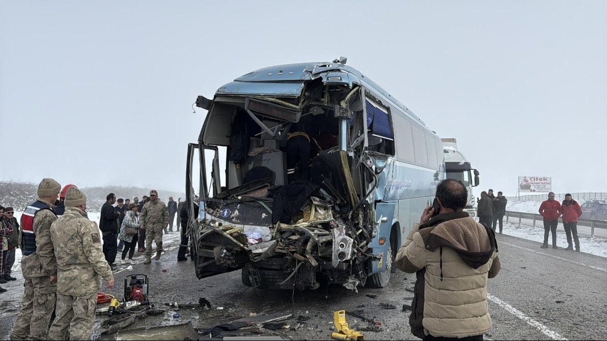 Erzurum'da aynı yerde ikinci kez zincirleme trafik kazası: 1 kişi öldü