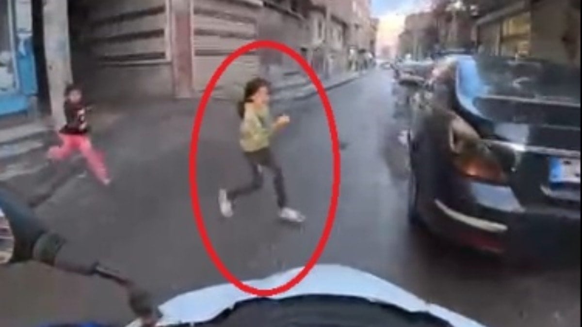 Faciadan kıl payı dönüldü: Yola fırlayan çocuğu motokurye son anda kurtardı