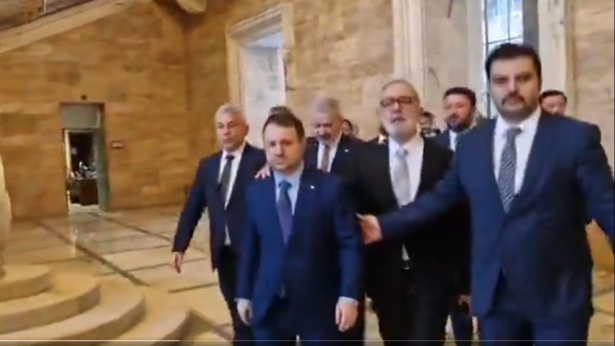 Rolex’li vekilin eli Bakan’ın omzunda