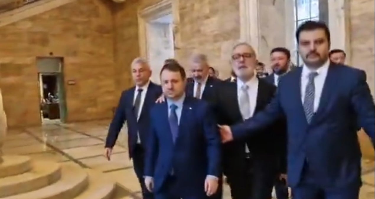 Rolex’li vekilin eli Bakan’ın omzunda