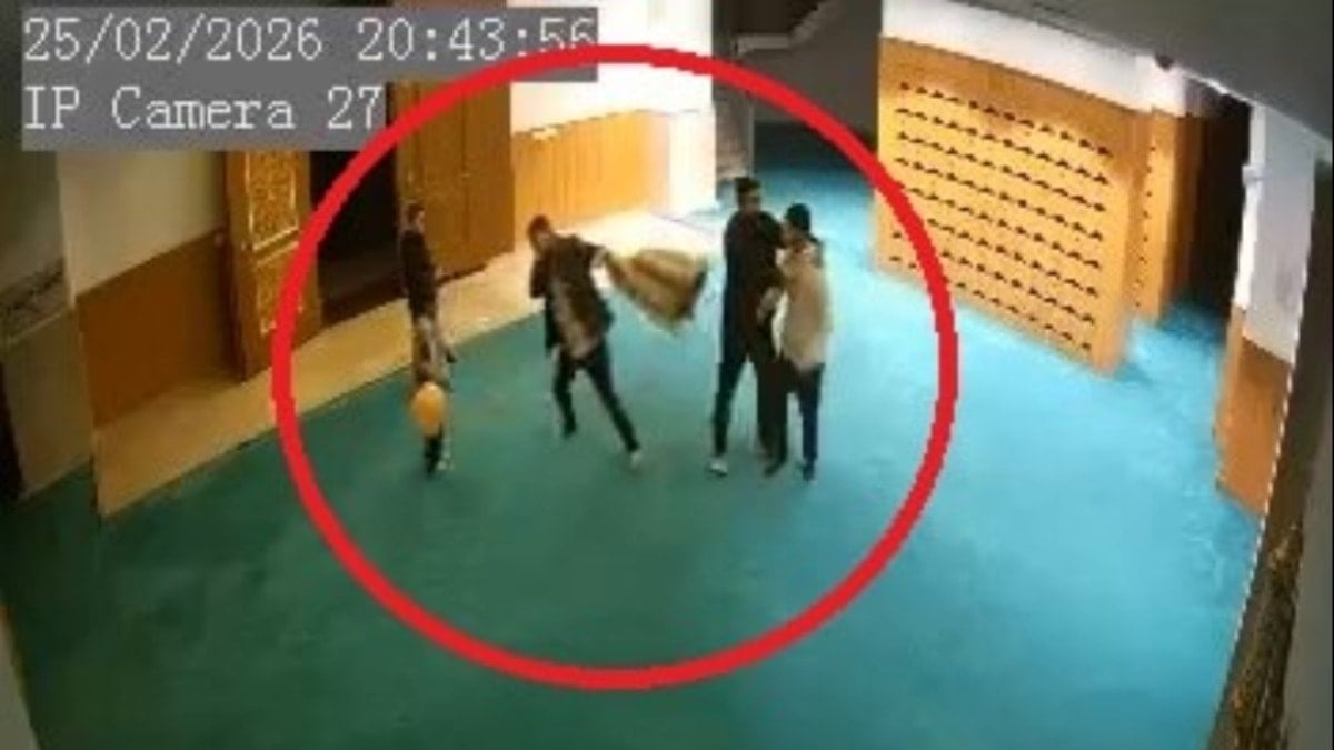 Teravih çıkışı camide olay: Ayakkabısını bulamadı, cami çalışanlarını dövdü