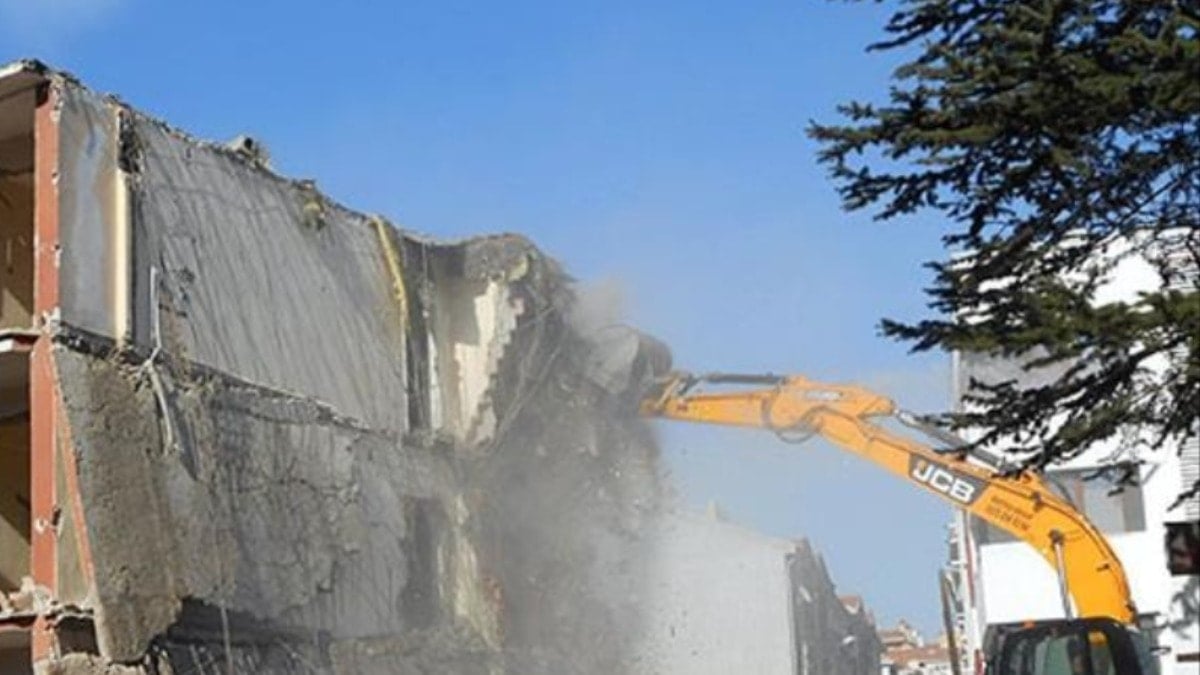 Büyükçekmece'de deprem açısından "yüksek riskli" 2 bina yıkıldı
