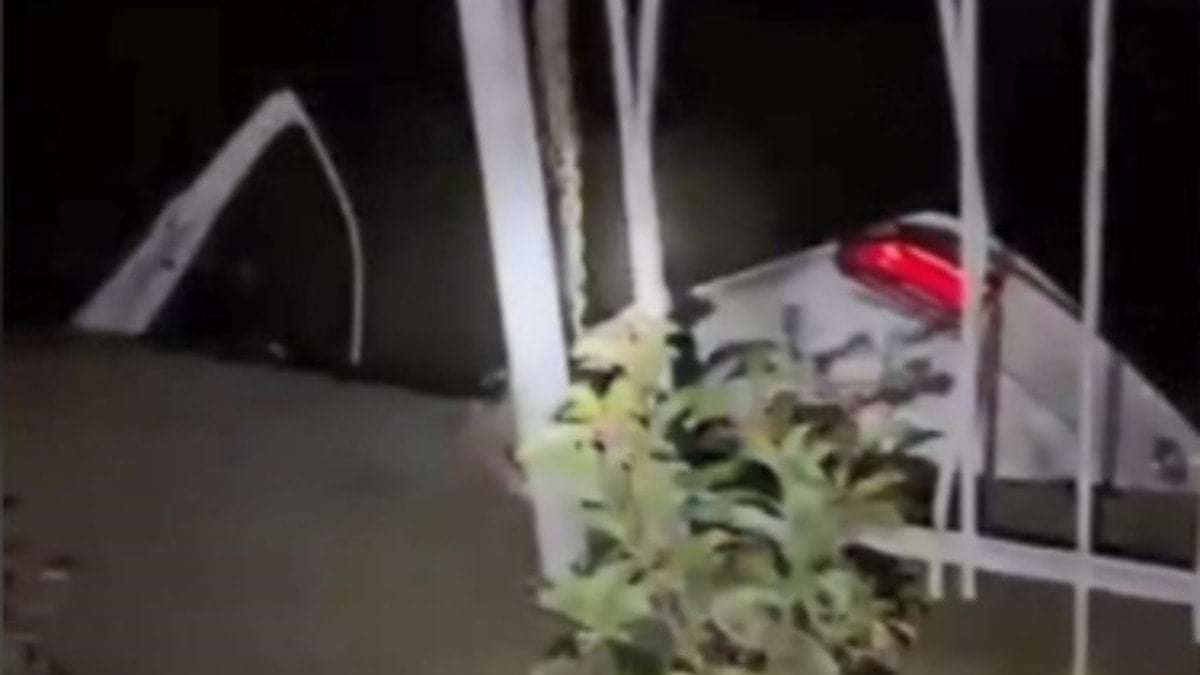 Dereye uçan otomobilden mucize kurtuluş!