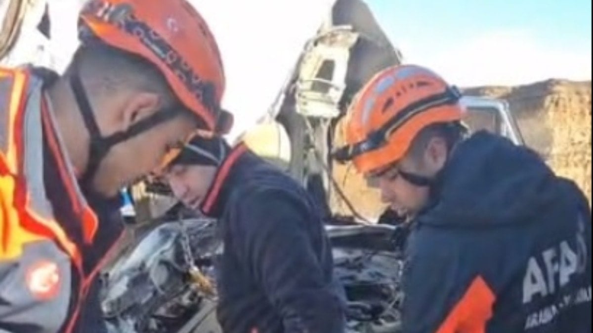 Kayseri'de öğrenci servisi TIR'a çarptı: Bir veli öldü, çok sayıda yaralı var