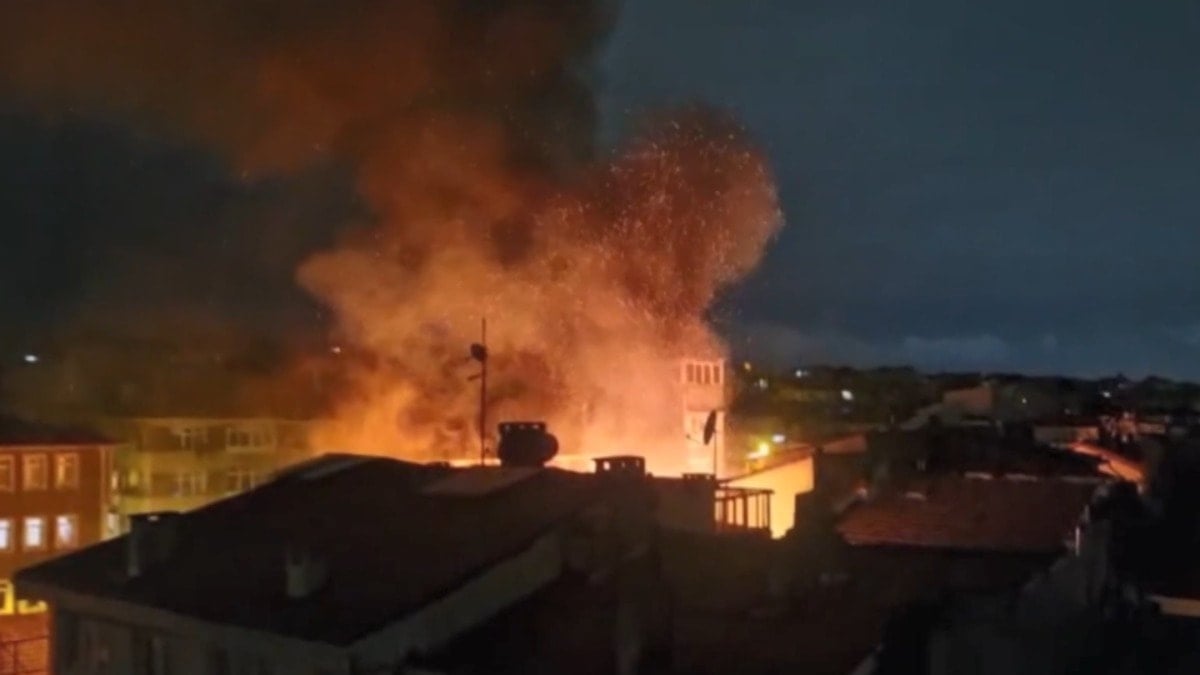 Fatih'te yangın paniği! Alevler mahalleyi ayağa kaldırdı