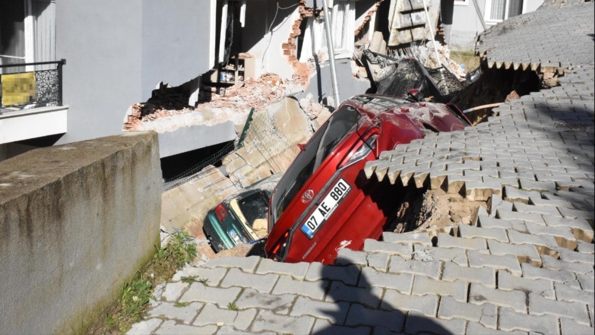 İzmir’de toprak kayması; 2 bina ve 7 araç zarar gördü