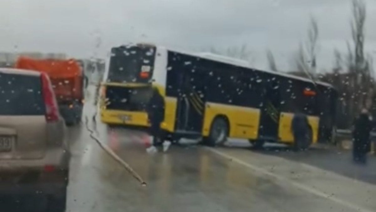 İstanbul'da kaza anı kamerada:  İETT otobüsü kontrolden çıktı: 5 yaralı