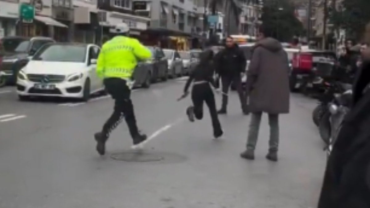 Bebek'te ilginç dakikalar! Trafiği kapattı, rujunu sürüp dans etti, yakalanınca gerçek ortaya çıktı