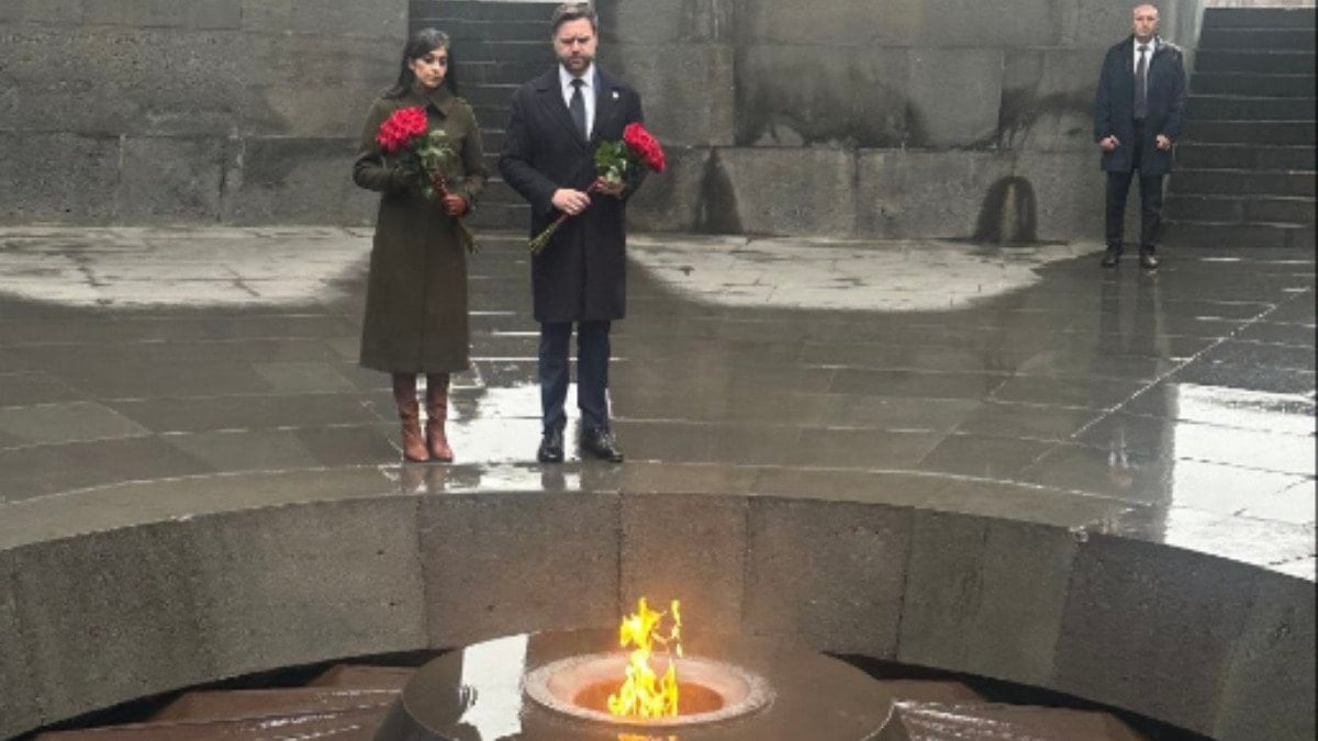 ABD Başkan Yardımcısı Ermenistan'daki o anıtı ziyaret etti