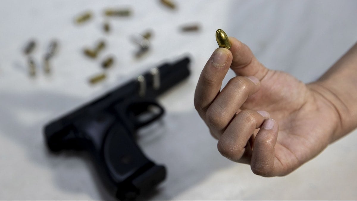 Doktoru masasına mermi bırakarak tehdit eden sanığa hapis cezası