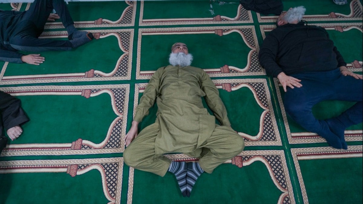 İngiltere'de bir camide namaz sonrası pilates dersleri erkekler arasında büyük ilgi görüyor