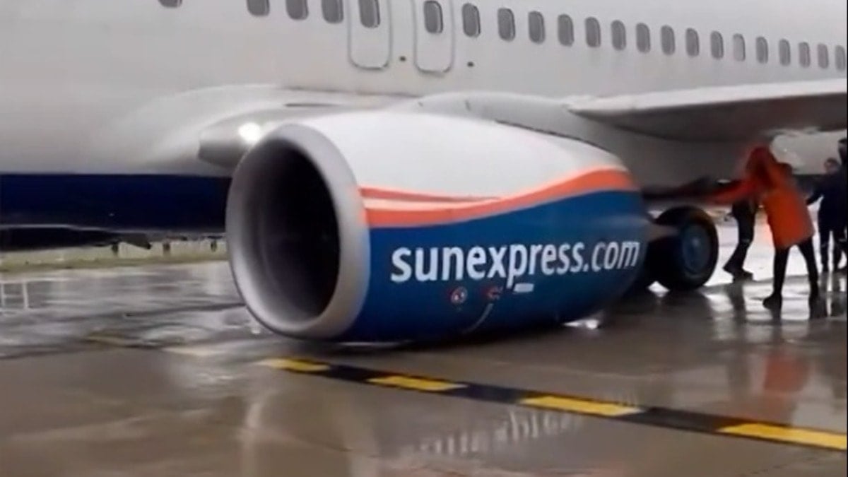 Antalya'da Kalkışa hazırlanan uçağın tekerlekleri yerinden çıktı