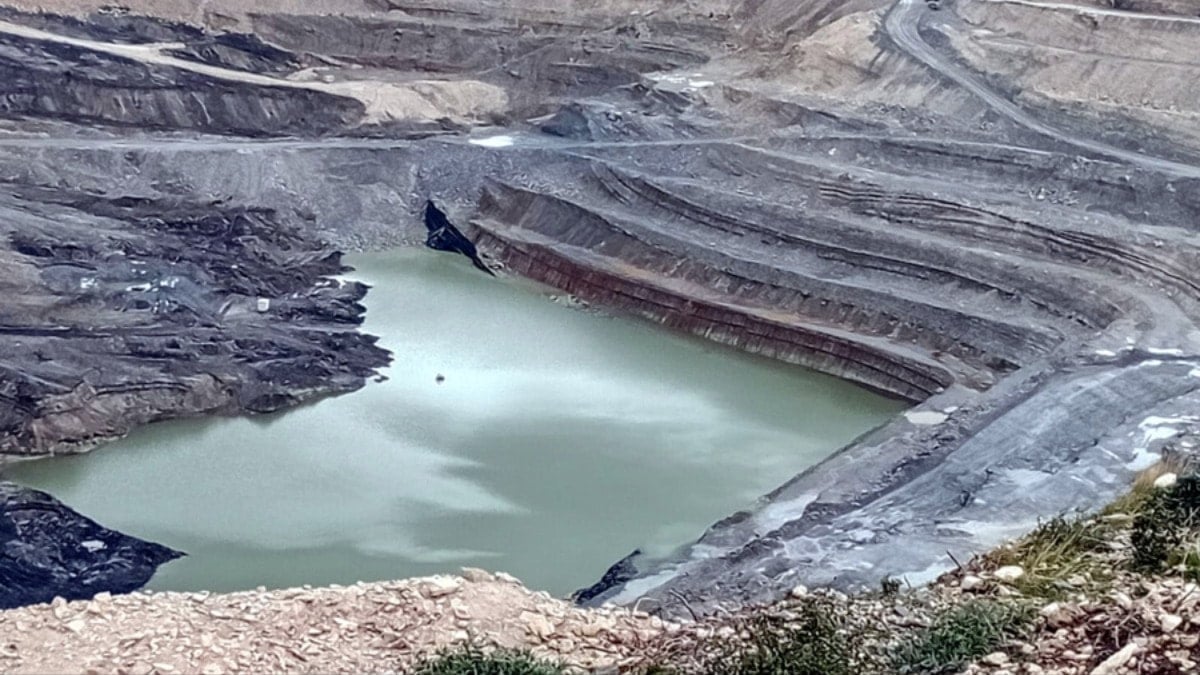 Maden çukuru göl oldu