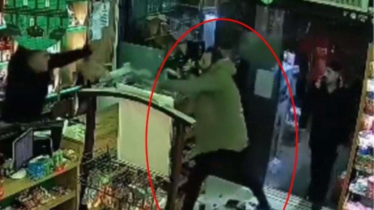 'Eksik para üstü verdin' dedi, market sahibine ne bulduysa fırlattı