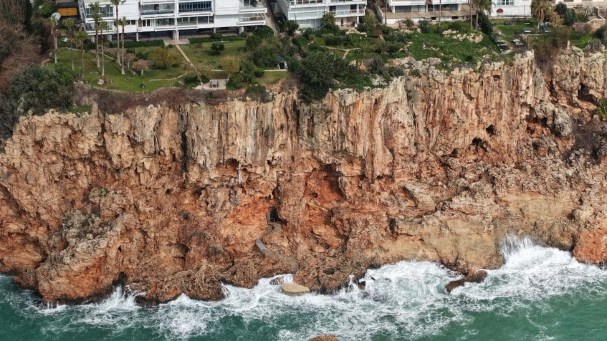 Ağızları açık bıraktıran kaçak yapı... Belediye harekete geçti