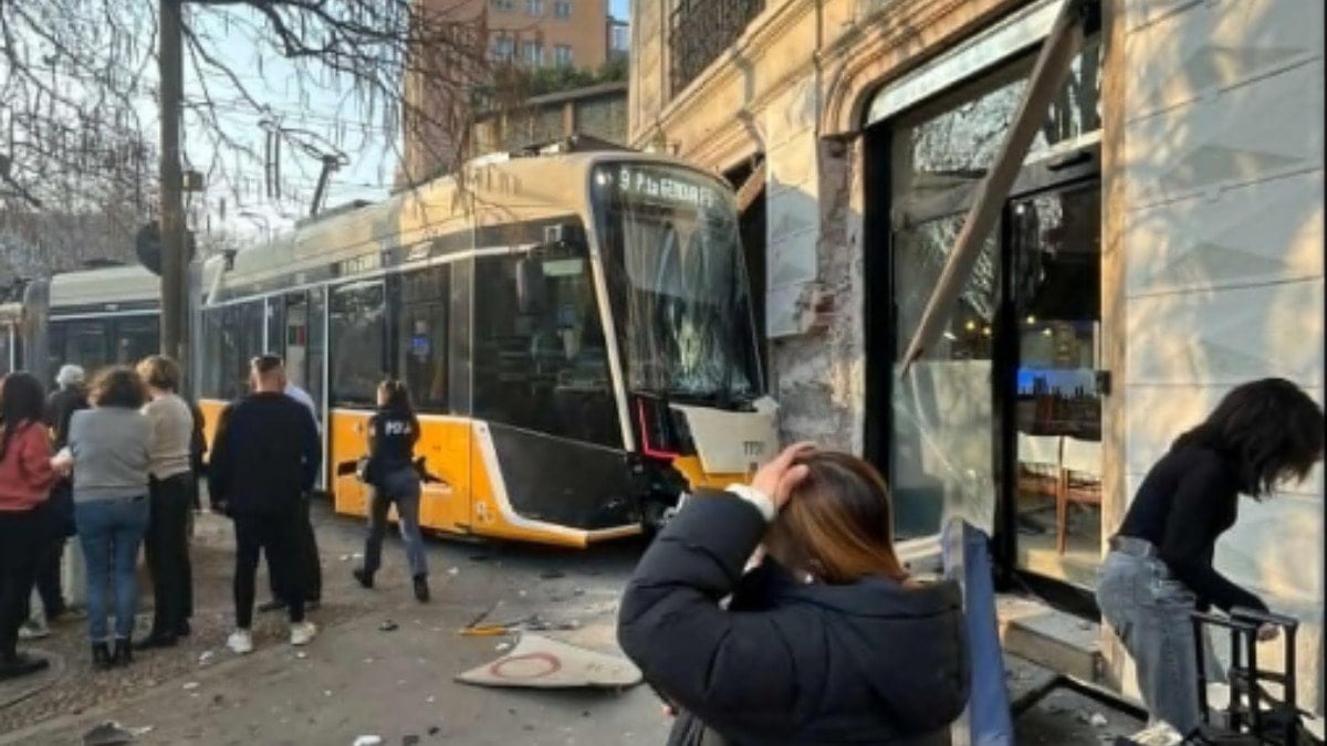 Raydan çıkan tramvay binaya çarparak durdu: O anlar kamerada
