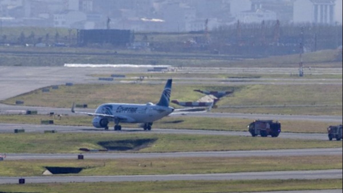İstanbul Havalimanı'nda hareketli dakikalar: Egyptair uçağı acil iniş yaptı