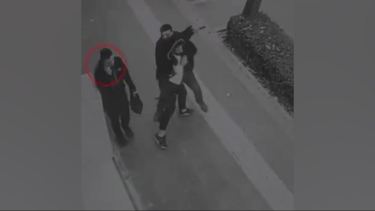 Eski eşinin saldırdığı kadın silah tutukluk yapınca kurtuldu