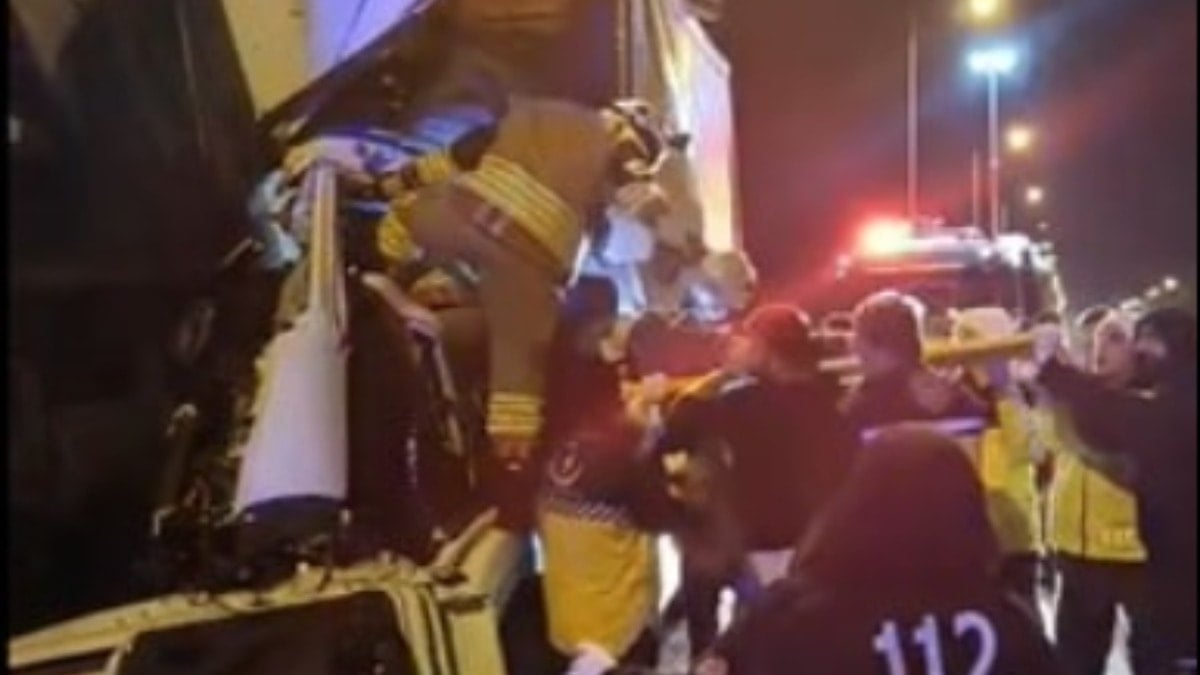 Tünel çıkışında facia: Hurdaya dönen kamyonda baba hayatını kaybetti