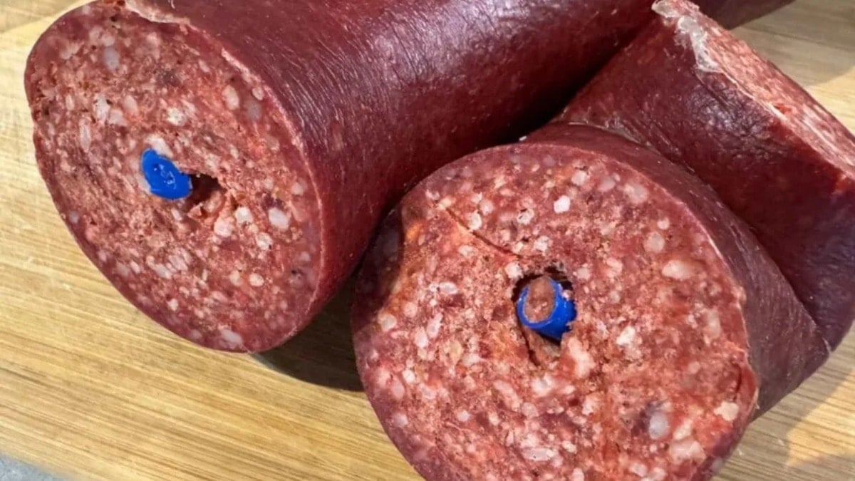 Ünlü sucuk markasının içinden plastik çıktı!