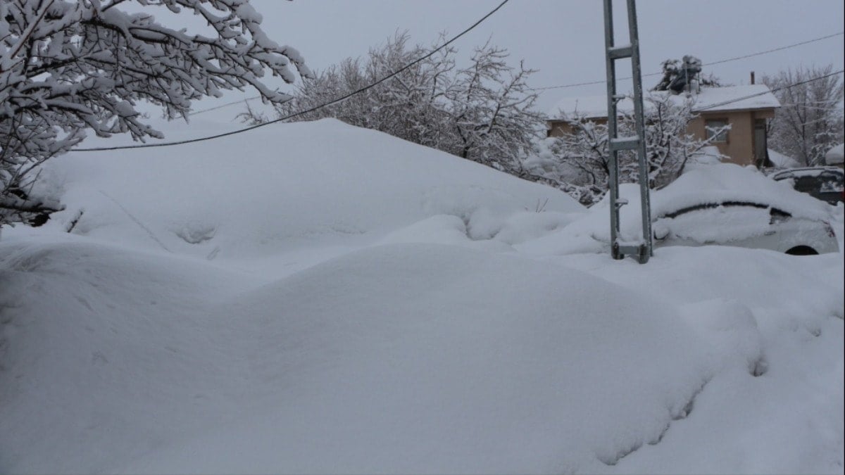 Karlıova’da kar kalınlığı 2 metreyi buldu