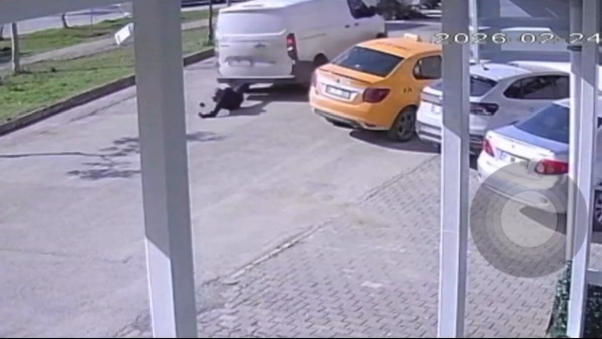 Yolun ortasında cep telefonuna bakan yayaya kamyonet çarptı