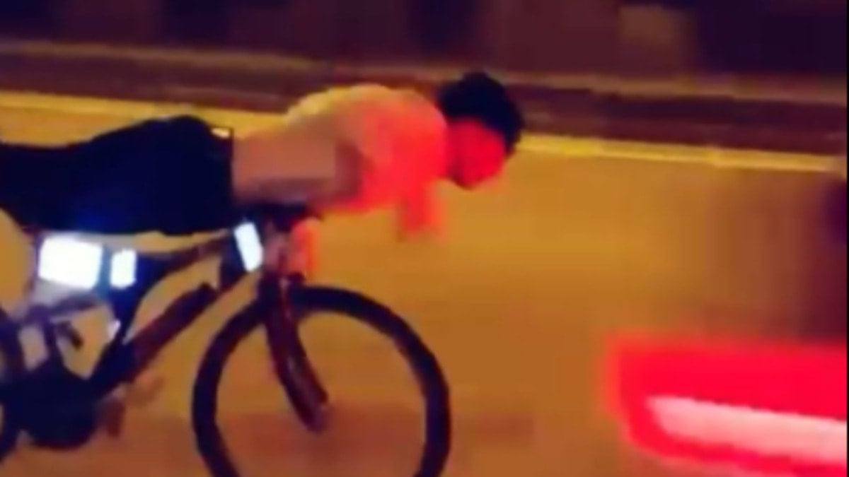 Tehlikeli yolculuk ölümle bitti: 18 yaşındaki üzerine uzandığı bisikletiyle öldü