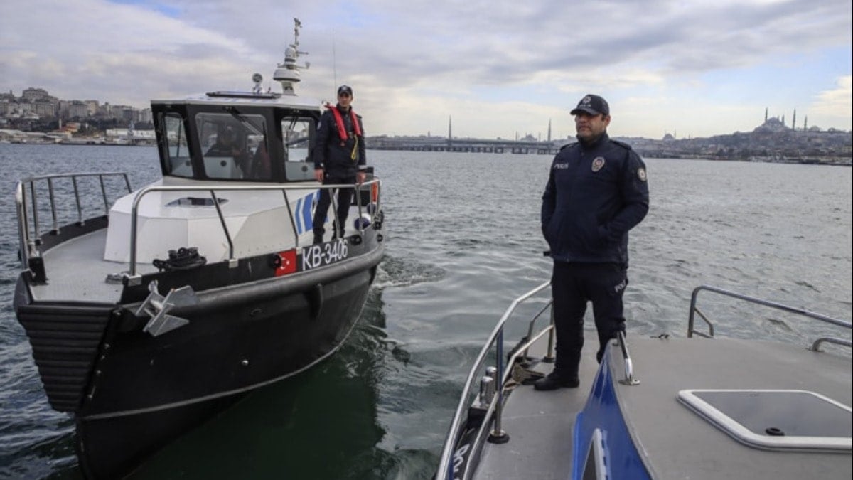 Karaköy'de yolcu vapuru tekneye çarptı!