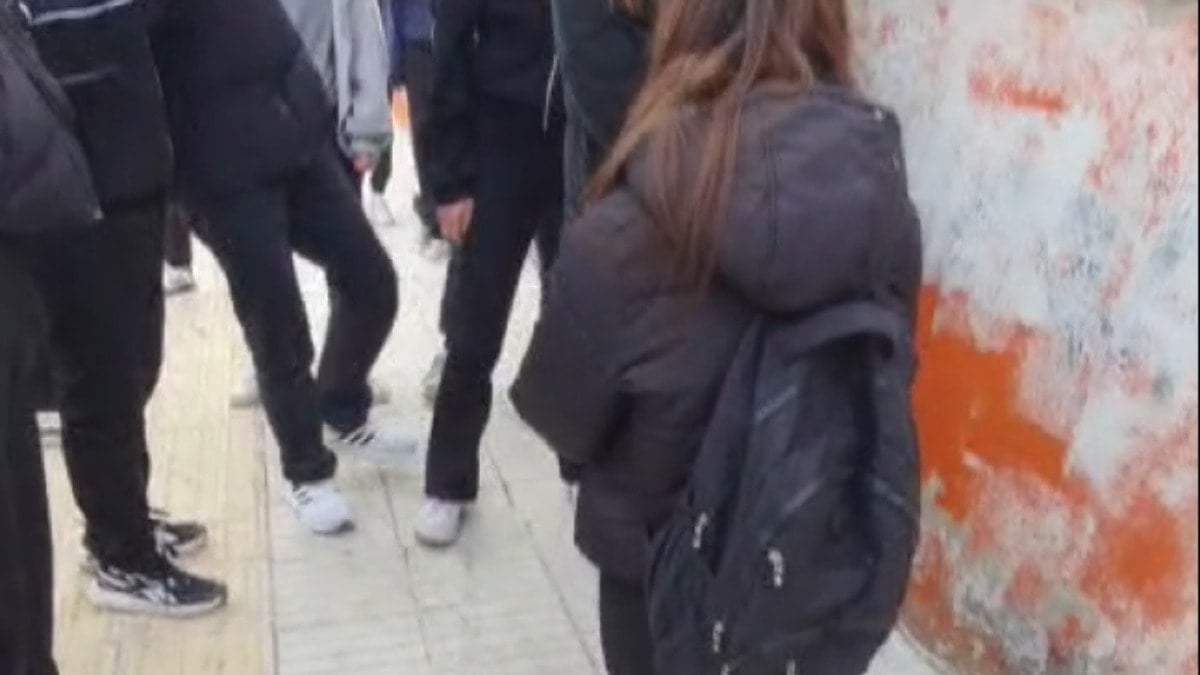 Yine akran zorbalığı! 13 yaşındaki kızı diz çöktürüp darbettiler