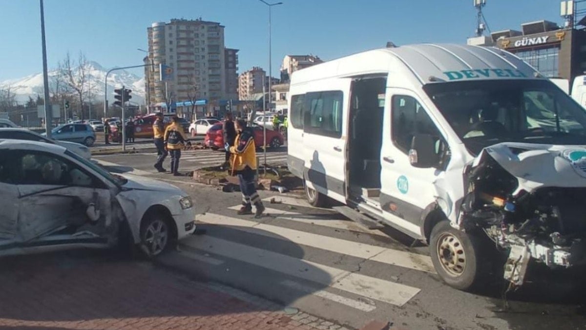 Kayseri'de minibüs ile otomobil çarpıştı: 14 kişi yaralandı