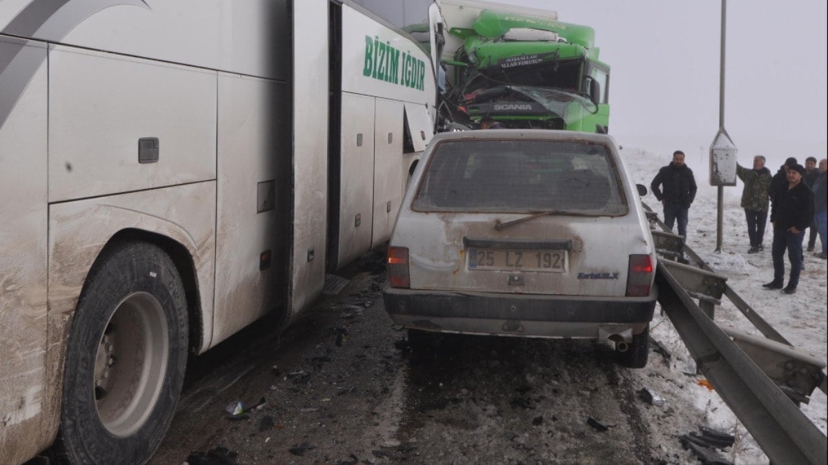 Erzurum'da korkunç kaza: 11 araç birbirine girdi, 20 yaralı