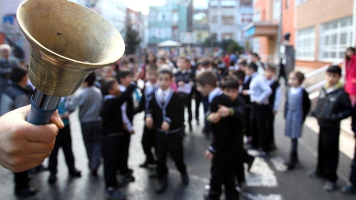 İlahinin okul zili yapılmasına karşı çıkan veli ifadeye çağırıldı