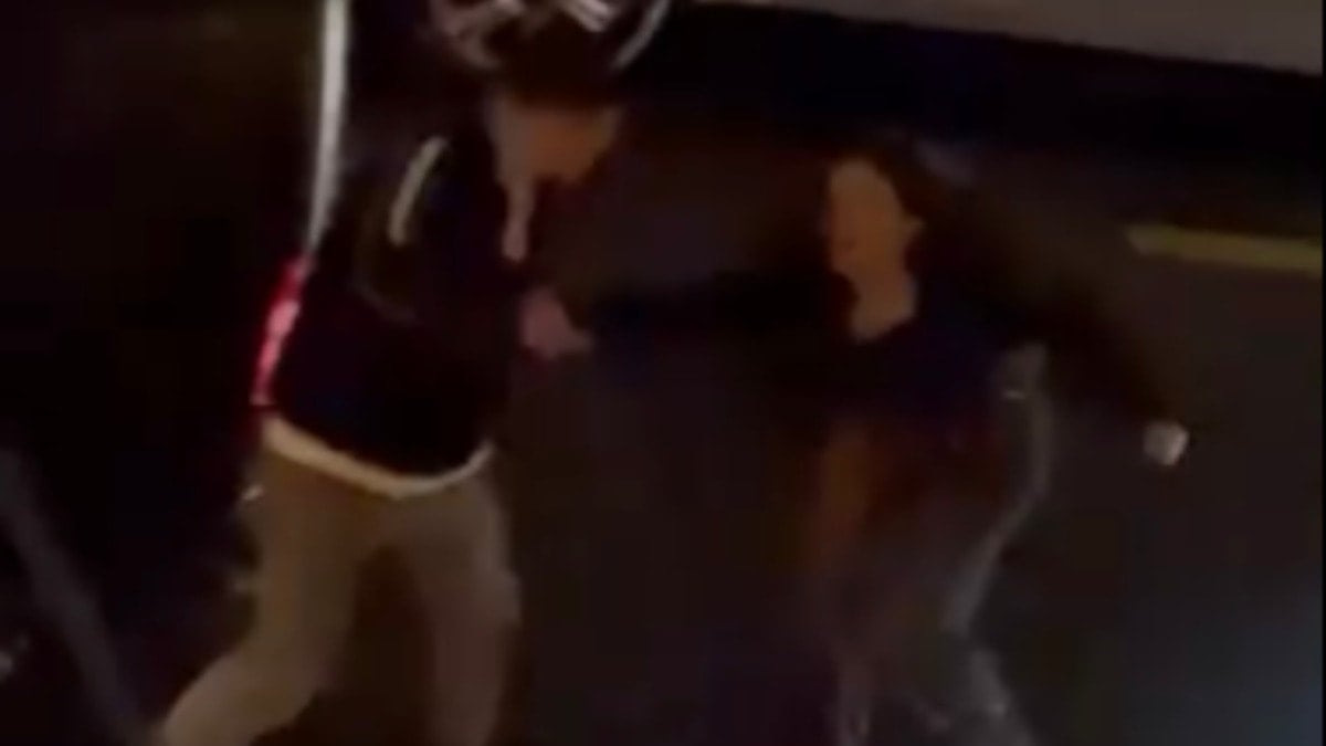 Genç kadını zorla araca bindirmeye çalıştı! Mahalle ayağa kalktı