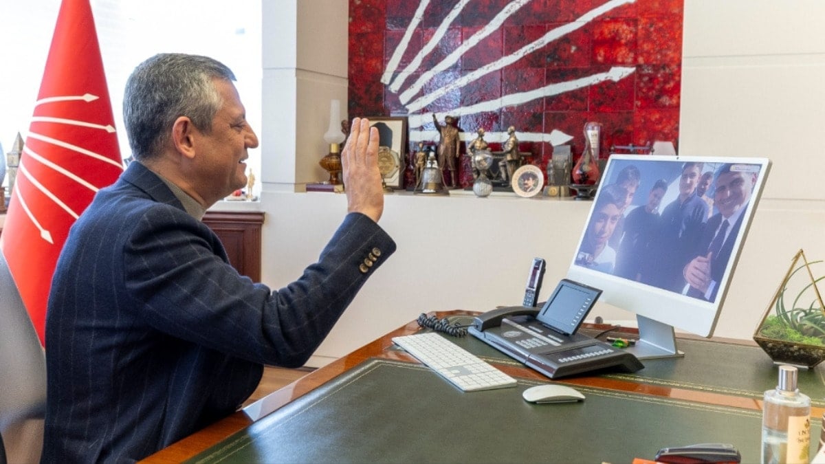 Özgür Özel, Adana'da Atatürk büstünü fırtınadan koruyan öğrencilerle görüştü