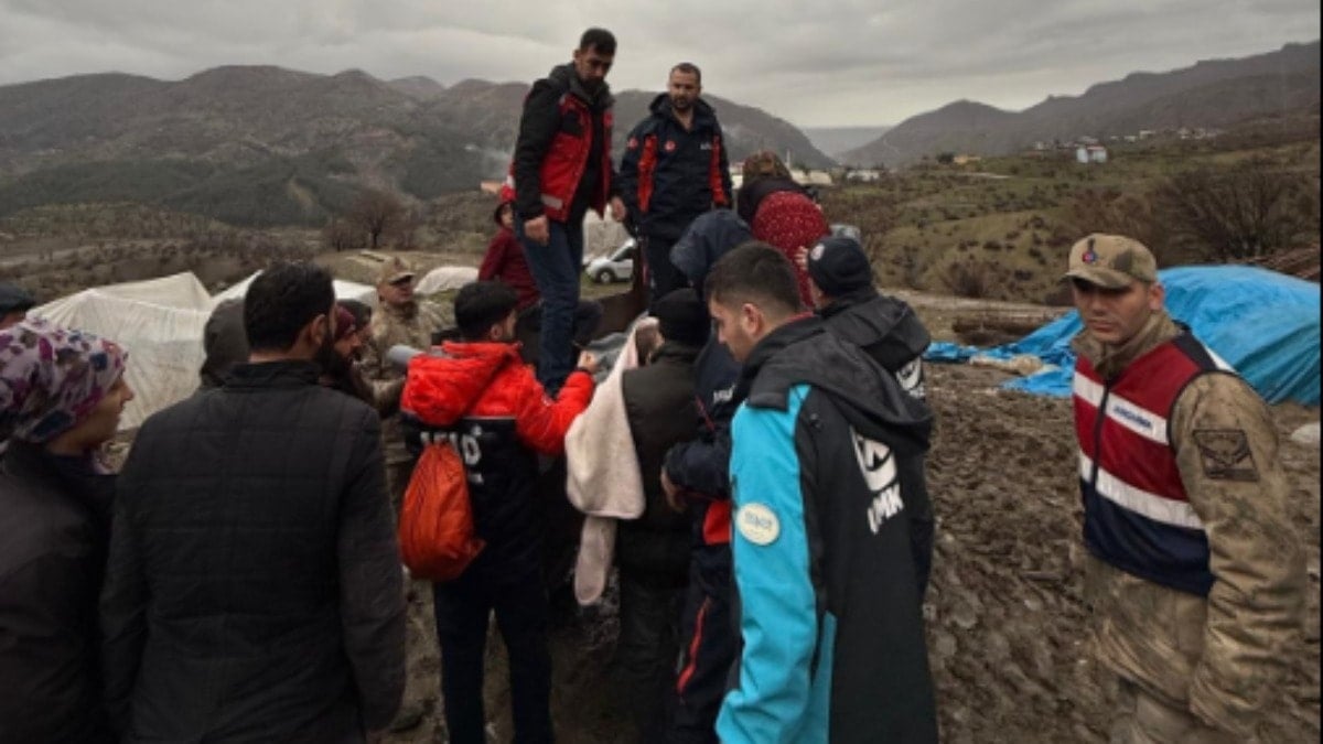 Siirt'te fırtına dehşeti: 20 kişi fırtınanın ortasından kurtarıldı