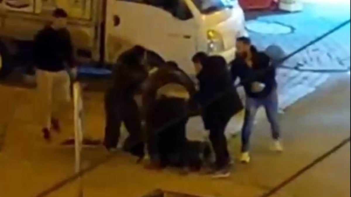 Akrabaların sokak ortasında kavgası kamerada