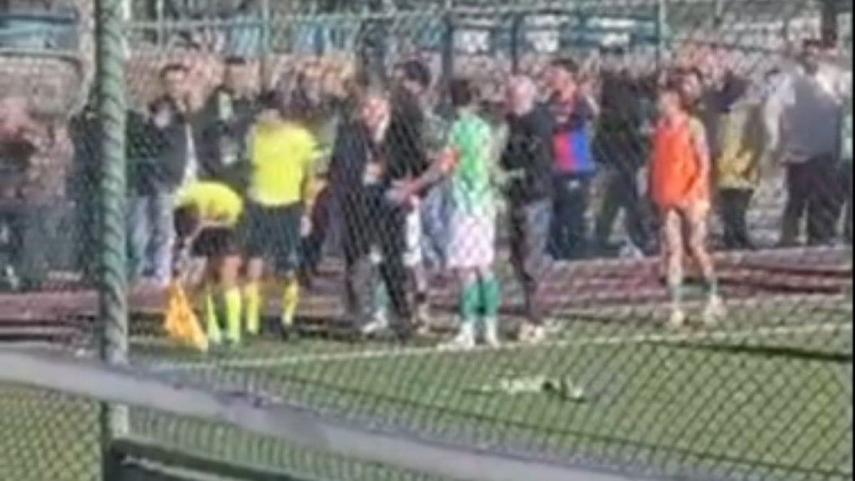 Görüntüler Türkiye'den! Tribünden hakeme skuter fırlattı