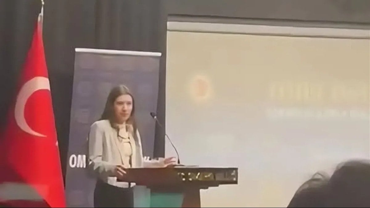 Üniversite öğrencisinden kürsüde başkan hakkında şok iddia! Salon buz kesti, kent ayağa kalktı