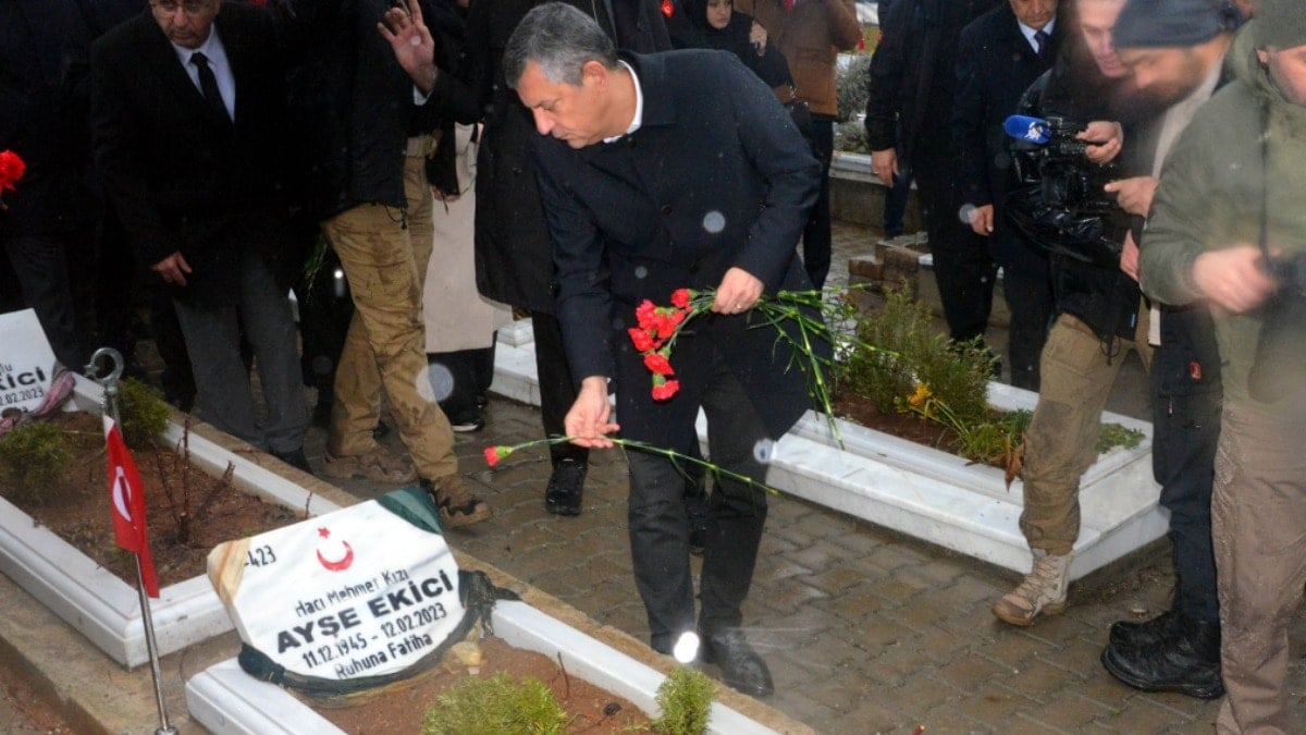 Özgür Özel, Kahramanmaraş’ta depremde ölenlerin mezarlarını ziyaret etti