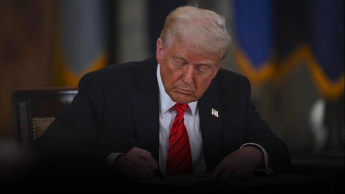 Trump tüm dünyaya uyguladığı vergiyi yüzde 15'e çıkarttı