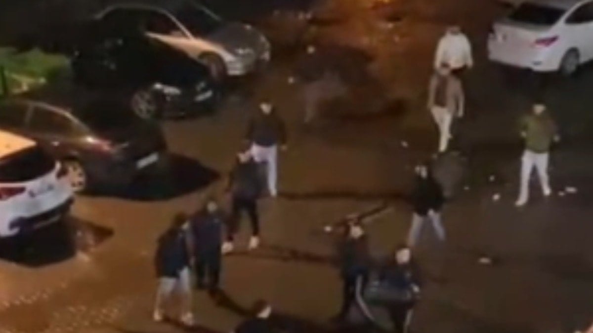 AVM otoparkında meydan kavgası: Park levhası ve çöp kutusuyla birbirlerine girdiler