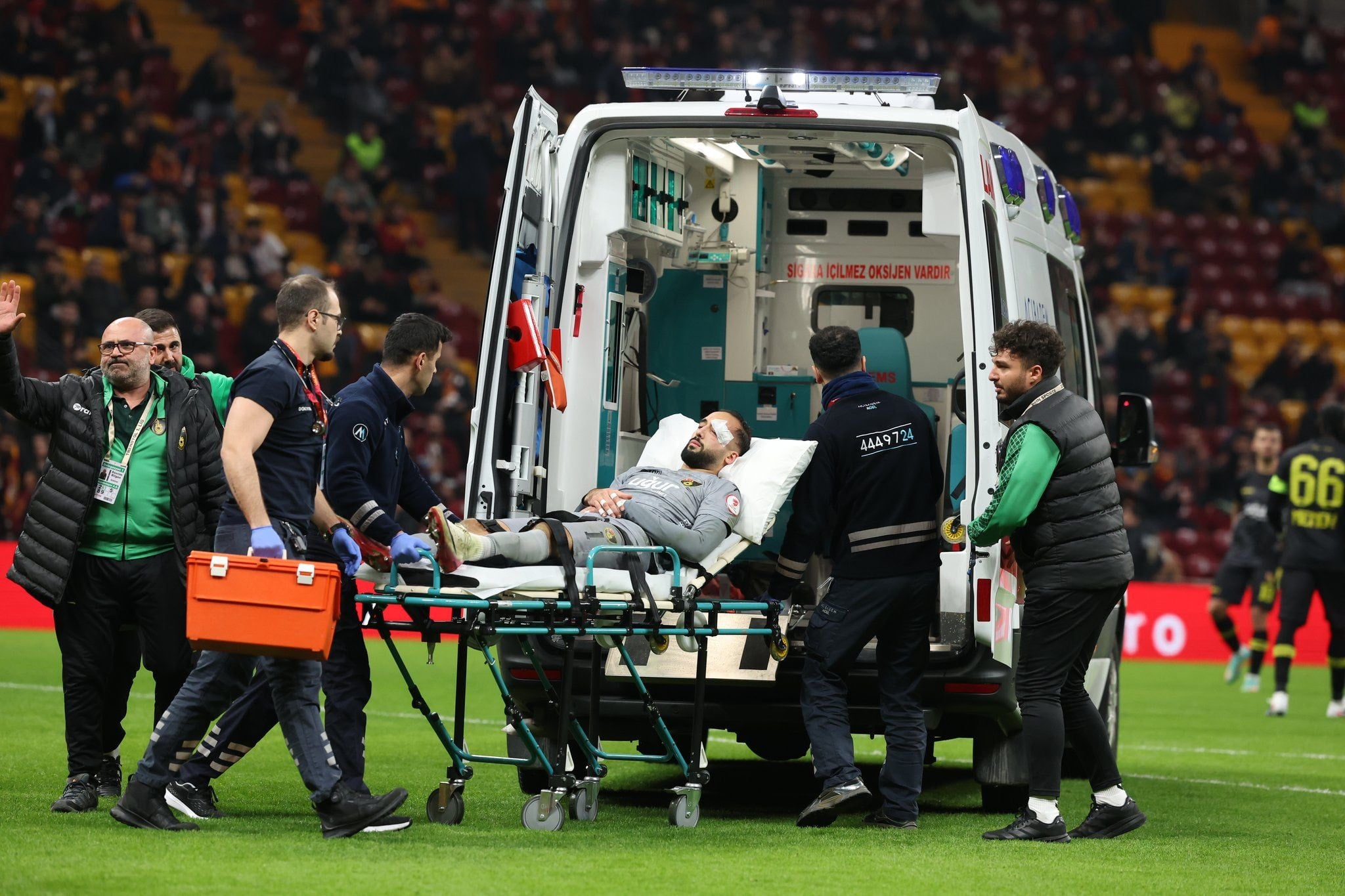 Galatasaray'ın kupa maçında  sahaya ambulans girdi