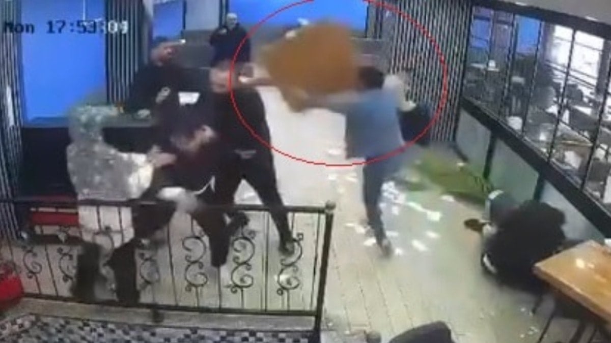 Bursa'da kafeyi savaş alanına çevirdiler: Masalar sandalyeler havada uçtu