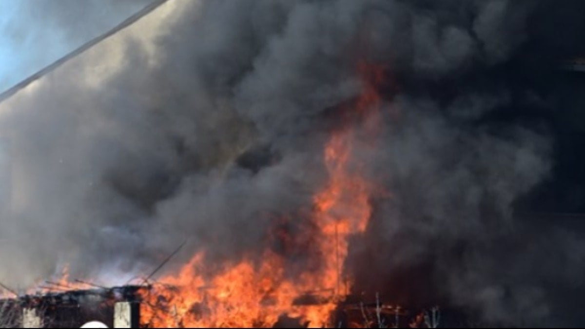 Ümraniye’de korkutan yangın: Gecekonduda başladı, binanın çatısına sıçradı!