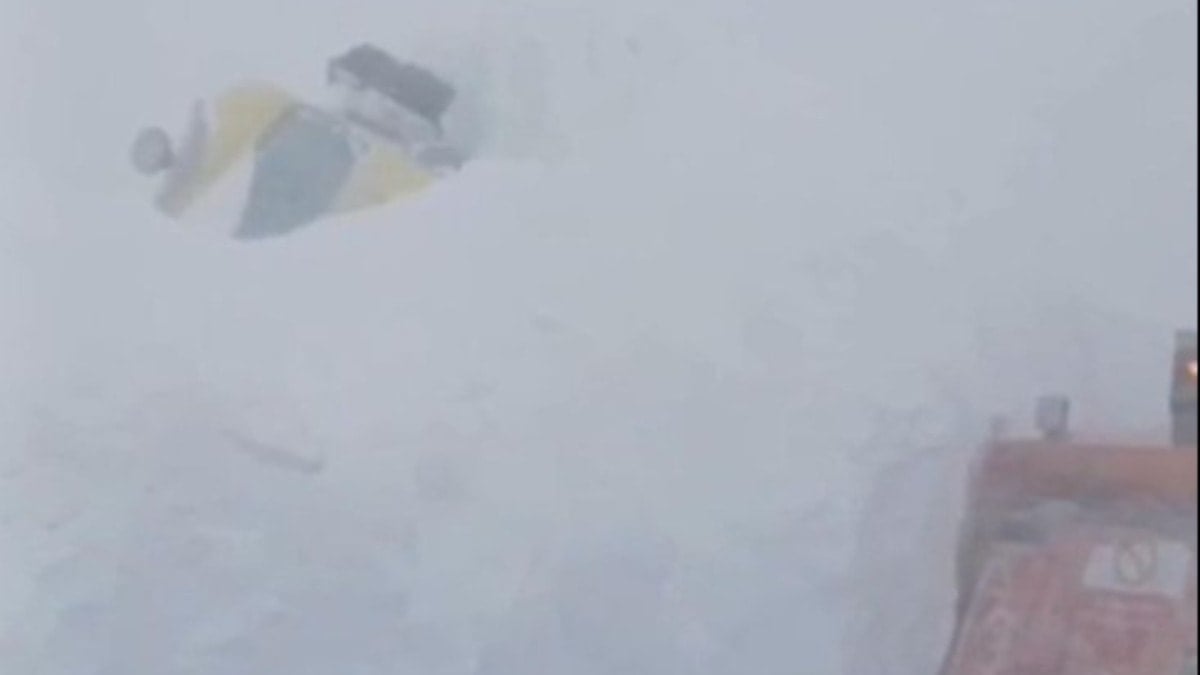 Ardahan-Artvin yolunda çığ paniği: İş makineleri kar altında