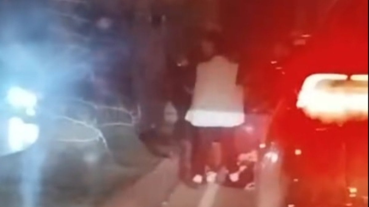 Tartıştıkları kişiyi yere yatırıp darbettiler