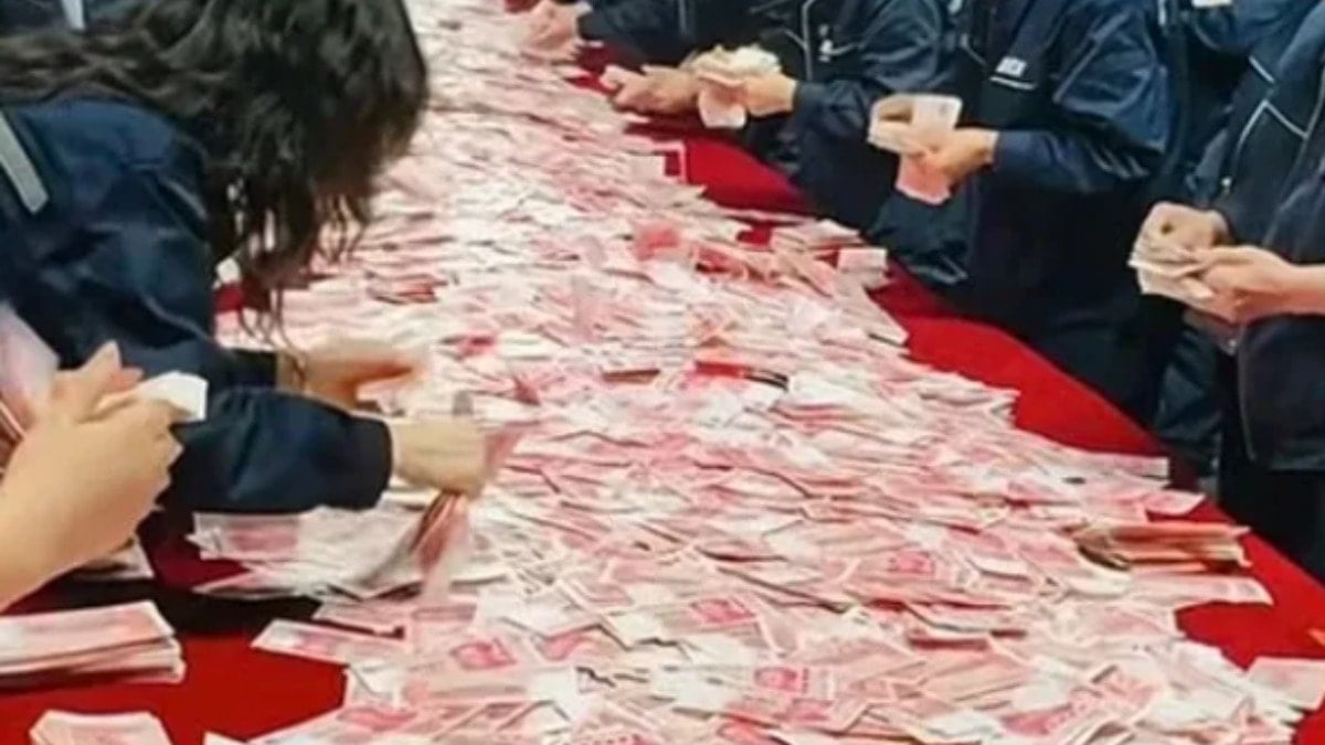 26 milyon doları masaya serip işçilerini çağırdı: 'Taşıyabildiğiniz kadarını evinize götürün' 