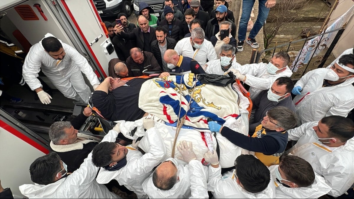 Fil hastası adam 30 kişi tarafından duvarlar kırılarak evinden çıkarıldı