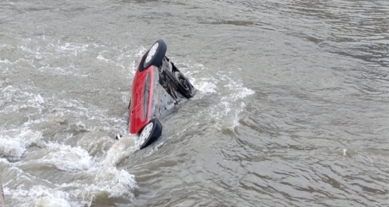 İçinde anne ve kızının bulunduğu araç nehre uçtu!