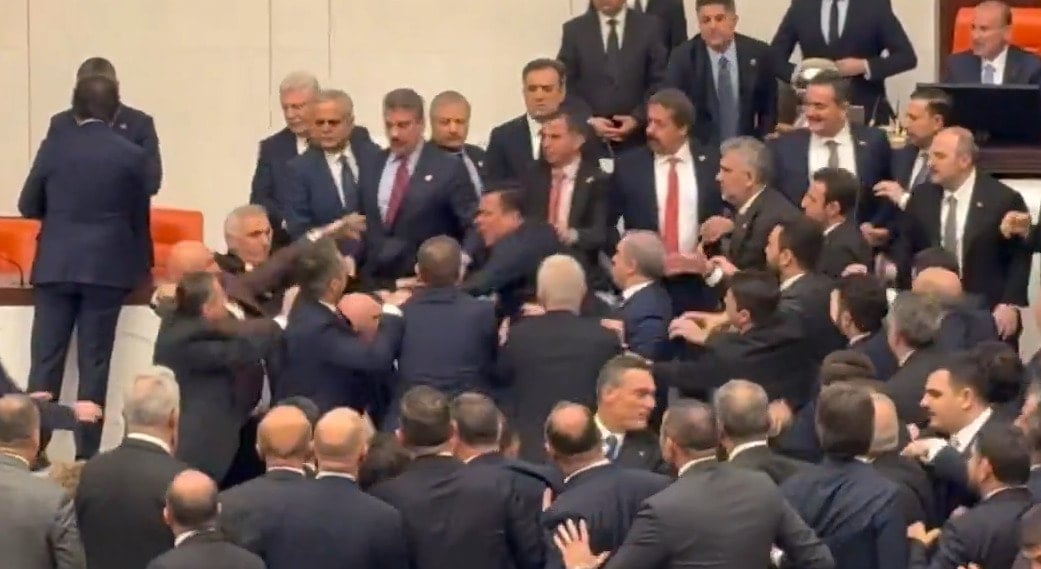 Meclis'te Akın Gürlek protestosu: CHP kürsüyü işgal etti